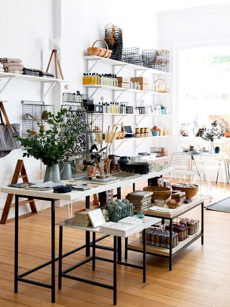 The lofty interior of Showroom, a retail concept store located in Brisbane. Photo – Mindi Cooke for The Design Files. متحف فني, Display Visual Merchandising, Store Inspiration, Retail Inspiration, Retail Concepts, Store Layout, Store Interiors, Interior Vintage, Retail Displays