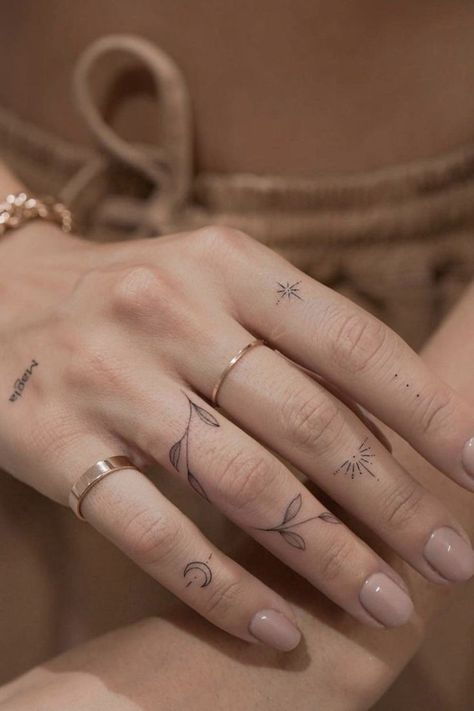 Classy Tattoo, Poker Tattoo, Finger Tattoo For Women, Hand And Finger Tattoos, Finger Jewelry, Petite Tattoos, Hand Poked Tattoo, Hand Tattoos For Women, Fotografi Vintage