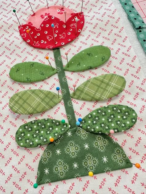 Bee In My Bonnet: Calico Garden Sew Along - Week Seventeen!! Spring Applique Designs, Applique Quilt Borders, Lori Holt Quilts, Flower Applique Patterns, Quilted Jacket Pattern, Missouri Star Quilt Company Tutorials, Quilted Placemat Patterns, Sew Applique, Applique Projects