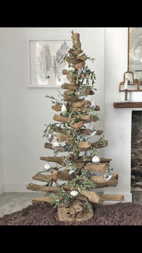 Wooden Christmas Trees Rustic, Drift Wood Christmas Tree, Log Crafts, Rustic Christmas Crafts, Pencil Christmas Tree Ideas, Twig Christmas Tree, Driftwood Christmas, White Christmas Tree Ideas, Driftwood Christmas Tree