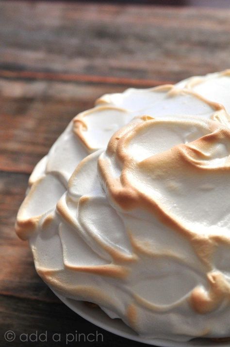 Merengue Recipe, Meringue Pie Topping, Easy Meringue Recipe, Homemade Meringue, Fluffy Meringue, Meringue Dessert, Easy Meringues, Perfect Meringue, Pie Topping