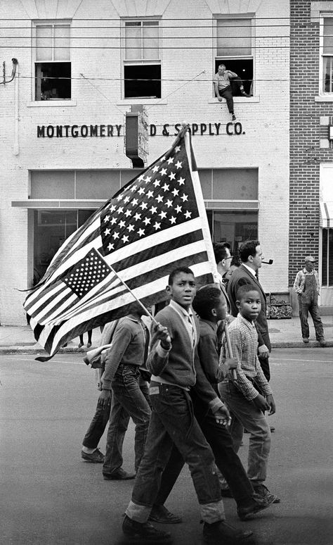 African-American boys holding American flags in Montgomery, Alabama - 25 March 1965. (Image: Stephen F. Somerstein/Getty) Selma March, Penn Station, American Flags, Power To The People, We Are The World, Civil Rights Movement, Iconic Photos, Us History, Historical Events