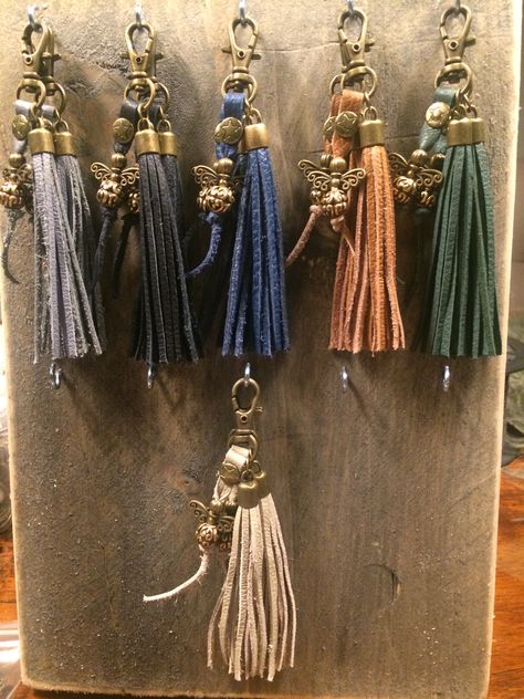 Tassen Hanger, Beads And Wire, Arm Band, Tassel Necklace, Hangers, Keychains, Macrame, Tassels, Purse