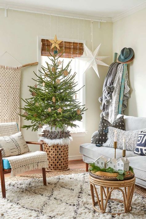 Best Small Christmas Trees, Small Live Christmas Tree Ideas, Small Christmas Tree Pot, Christmas Tree In Every Room, Small Real Christmas Tree, Christmas Tree In Small Apartment, Small Real Christmas Tree Ideas, Small Minimalist Christmas Tree, Christmas Trees Toppers