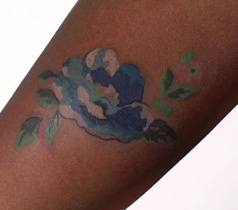 Watercolor Tattoos On Dark Skin, Kawaii Tattoo Black Skin, Colorful Tattoos On Black Women, Black Skin Color Tattoo, Blue Tattoos On Brown Skin, Tattoos On Black Women Dark Skin, Blue Tattoo On Brown Skin, Tattoo Ideas Dark Skin, Colored Tattoos On Brown Skin