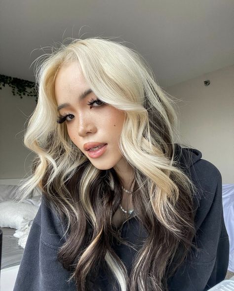 Skunk Hair, Hair Color Underneath, Hair Streaks, Blonde Hair Inspiration, Pretty Hair Color, Hair Stylies, Hair Dye Colors, Hair Inspiration Color, Blonde Ombre