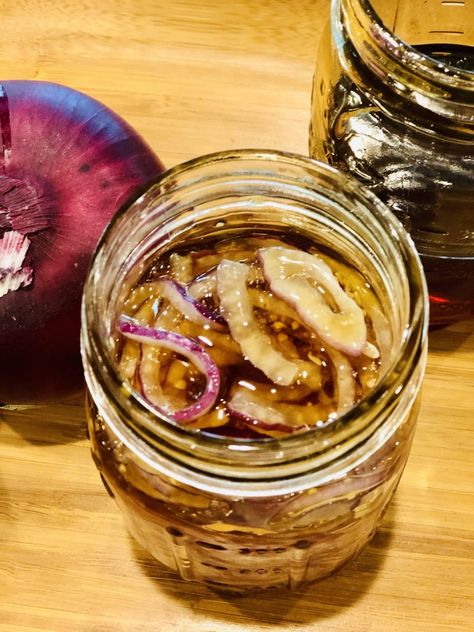 Fermented Red Onions, Herbalist Kitchen, Benefits Of Raw Honey, Eating Raw Garlic, Herbs To Heal, Honey Remedies, Medicinal Recipes, Raw Honey Benefits, Fermented Recipes