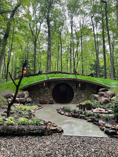 Case Sotterranee, Casa Do Hobbit, The Hobbit House, Earthen Home, Como Plantar Pitaya, Underground Living, Earth Sheltered Homes, Casa Hobbit, Sheltered Housing