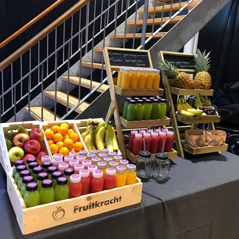 Juice Display Ideas, Juice Bar Display, Pop Up Juice Bar, Juice Stand Ideas, Smoothie Bar Aesthetic, Fruit Stand Aesthetic, Gym Juice Bar, Smoothie Bar Ideas, Juice Shop Ideas