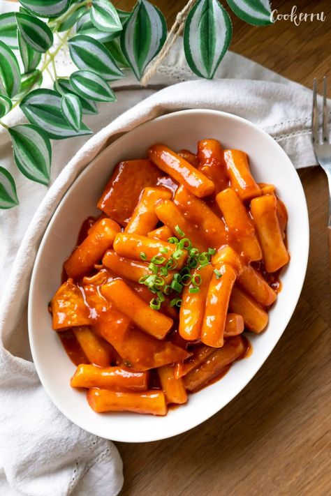 Easy Tteokbokki, Tteokbokki Recipe, Korean Rice Cakes, Korean Street Food Recipes, Korean Rice, Sweet And Spicy Sauce, Spicy Korean, Korean Street Food, Tasty Recipes Videos