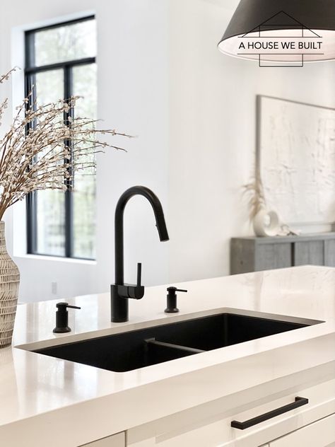 Black Sink White Counter, Black Faucet Kitchen, Black Sink Kitchen, Kitchen Faucet Ideas, Black Faucets, Black Kitchen Handles, Matte Black Kitchen, Black Kitchen Sink, Black Faucet