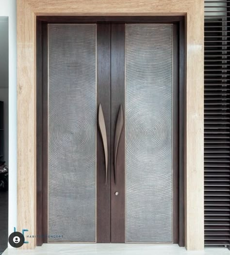 Main Door Handle Design Modern, Door Modern Luxury, Modern Double Doors Entrance, Main Door Handle Design, Main Entrance Wooden Doors, Luxury Main Door, Double Front Entry Doors, Double Door Entrance, Modern Entrance Door