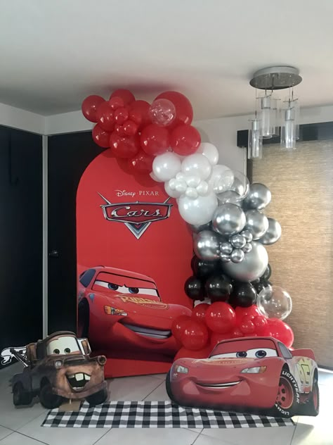 Mcqueen Balloon Decor, Lightning Mcqueen Balloon Arch, Lightning Mcqueen Balloon Garland, Lighten Mcqueen Birthday Party, Disney Cars Balloon Garland, Mcqueen Decoration Party Ideas, Mcqueen Backdrop, Car Theme Decoration Ideas, Mcqueen Birthday Party Decoration