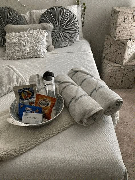 17 Most Creative Guest Bedroom Ideas to Impress Guests - By Kimberly Faye Guest Room Bed Tray, Guest Bedroom Care Package, B And B Guest Rooms, Bedroom Gift Basket Ideas, Guest Welcome Baskets Air Bnb, Welcome Package Guest, Guest Bedroom Gift Basket, Welcome Kit Airbnb, Guest Room Gift Basket