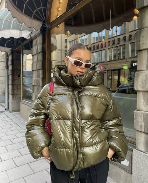 Puffy Jacket Outfit Street Style, Green Puffy Jacket, Dark Green Puffer Jacket, Green Puffer Jacket Outfit, Olive Puffer Jacket, Winter Fits Aesthetic, Zara Puffer Jacket, Ski Fits, Green Puffer Jacket