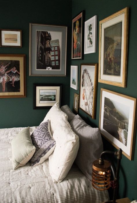 29 Dark and Moody Bedroom Ideas for a Relaxing Ambiance 69 29 Dark and Moody Bedroom Ideas for a Relaxing Ambiance Moody Guest Bedroom, Eclectic Bedroom Vintage, Dark Green Rooms, Green Bedroom Walls, Eclectic Bedroom, Green Walls, Bedroom Vintage, Green Rooms, Bedroom Green