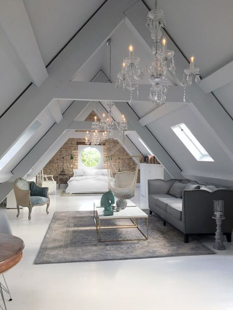 Chandeliers in the attic Attic Bedroom Designs, Attic Loft, Attic Ideas, Attic Conversion, Attic Design, Attic Space, Attic Room, Interior Design Per La Casa, Attic Bedrooms