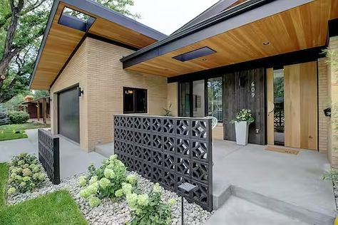 The Lucite House (22 Photos) - Dwell Mid Century Brick House, Mid Century Exterior Paint Colors, Modern Spanish Exterior, Mid Century Modern House Exterior, Brick Ranch Houses, Exterior Entrance, Mid Century Modern Exterior, Mid Century Exterior, Ranch House Exterior