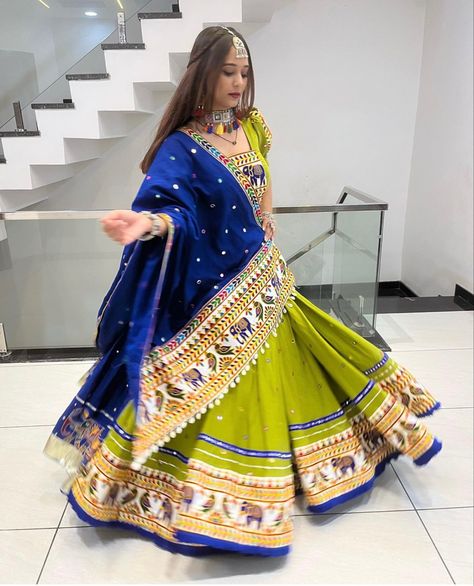 Chanya Choli Ideas For Navratri, Lengha Ideas, Choli Ideas, Sadu Bharat, Choli Navratri, Gamthi Work, Navratri Outfits, Baby Bump Photoshoot, Chaniya Choli Designs