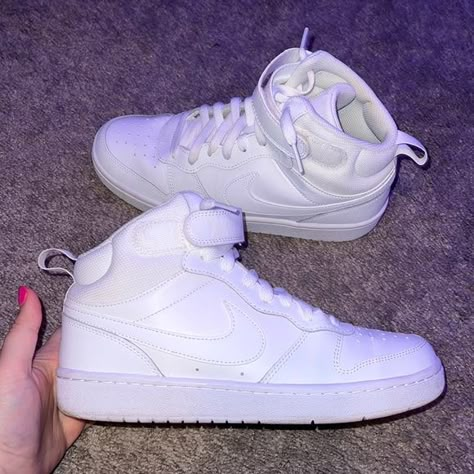 White Nike kids court borough mid 2 shoes. Size 7Y but can fit a women’s 8. Nike Court Borough Mid Outfit, Hightop Nike, High Top Nike Shoes, High Top Nikes, Shoes Wardrobe, High Tops Outfit, Nike Court Borough Mid 2, Court Borough Mid 2, Nike Court Borough