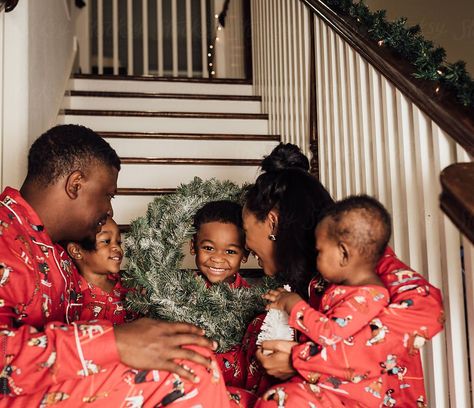 Christmas Pajamas Photoshoot Stairs, Family Christmas Pictures On Stairs, Family Pictures On Stairs, Pictures On The Stairs, Christmas Pics Ideas, Pictures On Stairs, Christmas Pajama Pictures, Christmas Outfits Family, Christmas Couple Photos