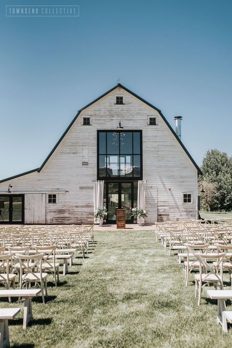 Farm Venue Wedding, Classy Elegant Wedding Venues, Wedding Venue Western, Farm Wedding Venue Ideas, Barn Venues Wedding, Wedding Barn Venue Ideas, Western Wedding Venues, Western Wedding Aesthetic, Country Farmhouse Wedding