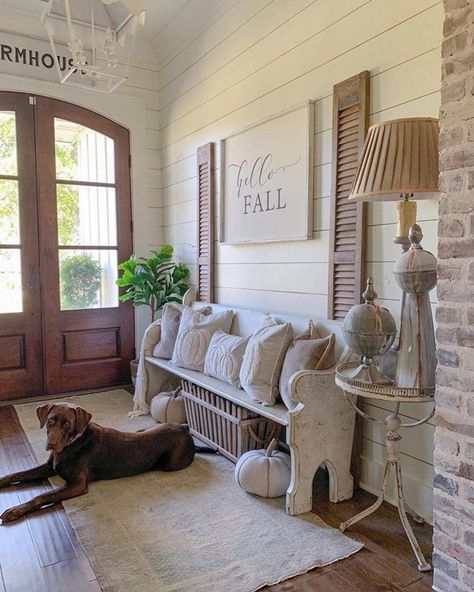 Farmhouse Living Room Decor Ideas, Rustic Farmhouse Living Room, Church Pew, Farmhouse Entryway, Entryway Ideas, Farmhouse Decor Living Room, Hello Fall, Décor Diy, Farmhouse Living