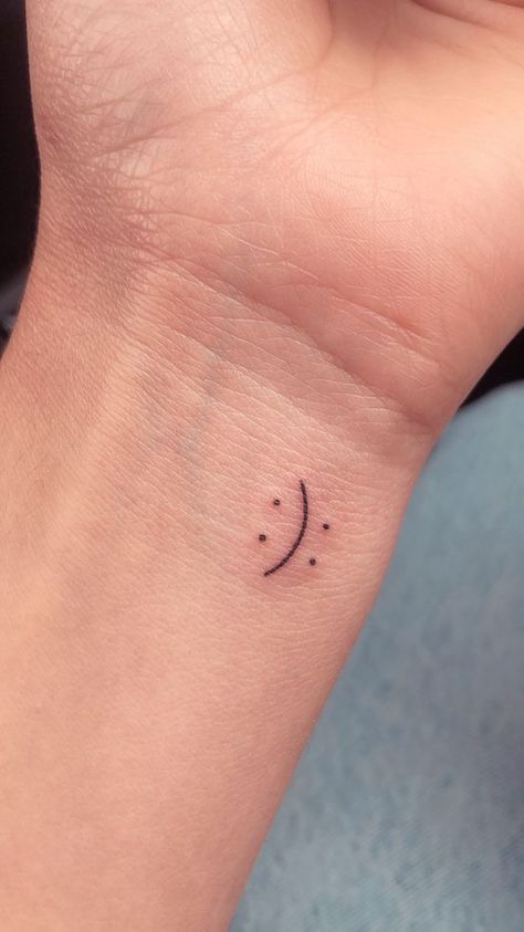 Blog de moda e inspiración para adolescentes como tú Tattoo Ideas That Mean Something, Cute Simple Tattoos With Meaning, Mini Tatooes, Tatoos Small Aesthetic, Tattoo Finger Ideas, Mini Tattoos For Girls, Smiley Tattoo, Artsy Tattoos, 16 Tattoo