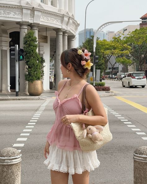 flower clips in my hair 🌸🤍🌼🍃 #flowerclip #summerhairstyles #pinterestoutfit #pinterestaesthetic #outfitinspiration #girlyoutfits #pinkoutfit #girlyaesthetic #wickerbag #summerbag Flower Casual Dress, Salcedo Outfit, Aesthetic Outfit Ideas For Summer, Aesthetic Beach Photos Idea, Flower Aesthetic Outfits, Cute Skirt Outfits For Summer, Beach Outfit Girl, Cool Summer Aesthetic, Flower Outfit Ideas