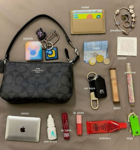 Unfiltered Pictures, Nolita 19, Everyday Bag Essentials, What's In My Purse, School Bag Essentials, Backpack Essentials, Inside My Bag, Purse Essentials, Handbag Essentials