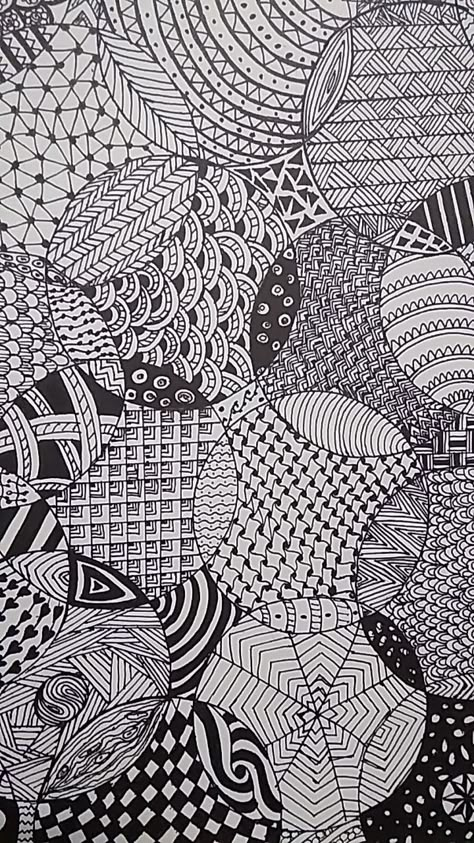 Different kinds of patterns made in random circles. Zentangle Circle Patterns, Circle Zentangle Patterns, Zentangle Circles, Circle Zentangle, Random Patterns Drawing, Circle Art Projects, Patterns For Drawing, Zantangle Art, Zen Doodle Patterns