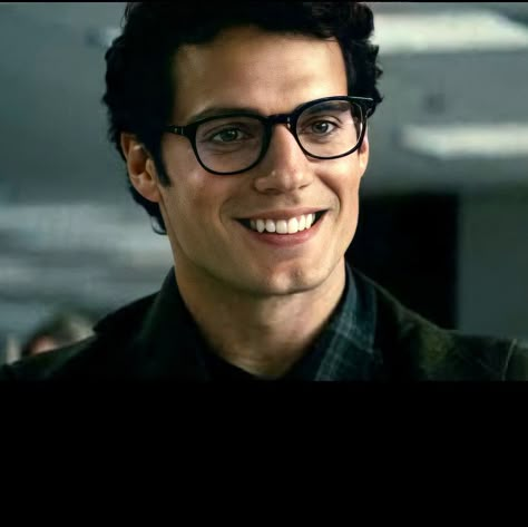 Henry Cavill Glasses, Henry Cavill 90s, Clark Kent Man Of Steel, Henry Cavill Icon, Henry Cavill Aesthetic, Young Henry Cavill, Superman Cavill, Smallville Clark Kent, Henry Superman