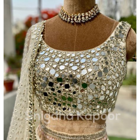 Gold Blouse Designs, Mirror Blouse, Pearl Blouse, Indian Wedding Sari, Designer Dresses Elegant, Pearl Earrings Designs, Reception Saree, Bride Entry, Mirror Work Blouse Design