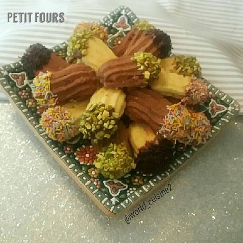 Petite Fours Recipe, Petit Fours Recipe, Eid Biscuits, Petit Four Recipes, Halaal Recipes, Arabic Sweets Recipes, Lebanese Desserts, Pastries Recipes, Dessert Cups Recipes