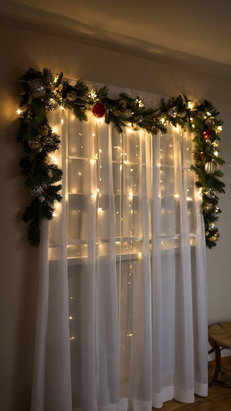 Transform your living room into a cozy winter wonderland with these simple and inexpensive DIY indoor Christmas decoration ideas Whether you have a large apartment or a small house these easy projects will bring holiday cheer to every corner from the hallway to the kitchen and even the windows Get inspired to deck the halls with festive touches this season Christmas Wonderland Decorations Indoor, Bay Window Christmas Decor, Easy Christmas Backdrop, Diy Indoor Christmas Decorations, Christmas Backdrop Diy, Diy Christmas Backdrop, Large Apartment, Winter Floral Arrangements, Christmas Trees Decorations