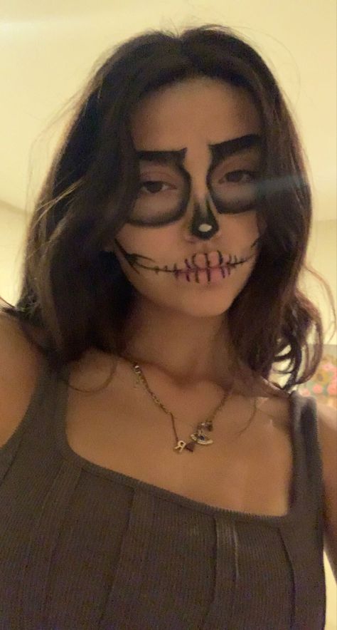 Skeleton Duo Costume, Female Skeleton Face Makeup, Halloween Costumes Skeleton Women Makeup Ideas, Skeloten Costume, Easy Couple Halloween Makeup, Skeleton Makeup Glam, Face Paint Skeleton Easy, Halloween Face Makeup Scull, Skeleton Make Up Girl