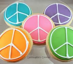 peace sign cookies for midnight Yoga Cookies, Hippie Theme Party, Peace Sign Party, Peace Cookies, Peace Out Single Digits, Hippy Party, Russian Tea Cookies, 70s Theme Party, 70s Disco Party