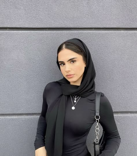 Half Hijab, Veiling Outfits, Christian Outfits Modesty, Headscarf Styles, Cute Modeling Poses, Christian Veiling, Arabic Woman, Pretty Gif, Ootd Poses