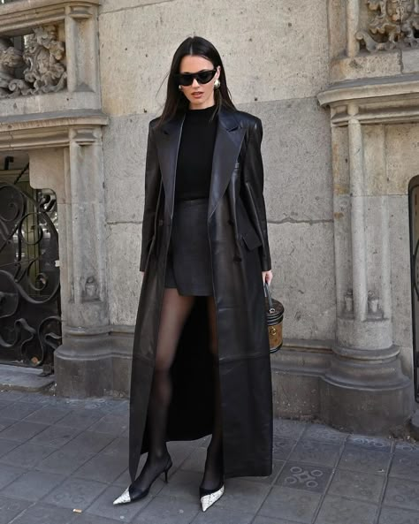 Step Into Fall With These 10 Chic Transitional Outfits Fall Transitional Outfits, Leather Coat Outfit, Long Coat Outfit, Transitional Outfits, Trench Coat Outfit, Fall Transition Outfits, Black Leather Coat, Fashion Fails, Long Leather Coat