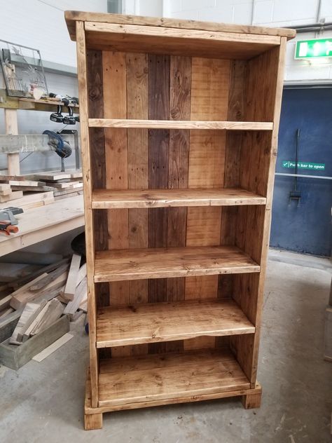 Rustic Bookshelf Ideas, Diy Book Cases Ideas, Home Made Bookshelves, Homemade Book Shelves, Bookshelf Wood Design, Diy Rustic Bookcase, Diy Vintage Bookshelf, Homemade Bookcase, Diy Western Furniture