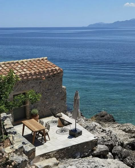 Mediterranean Life, Mediterranean Vibes, Mediterranean Aesthetic, Somewhere In Northern Italy, Seaside House, Mediterranean Summer, Dream Summer, Euro Summer, Mediterranean Homes