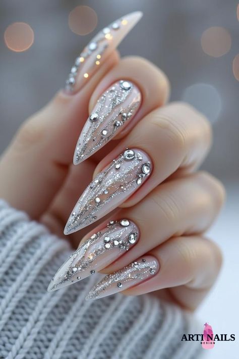 Glittery holiday nail design. Holiday Bling Nails, Glitzy Christmas Nails, Glam Holiday Nails, Holiday Glam Nails, Silver Chrome Christmas Nails, Winter Bling Nails, Shine Nails Glitter, Silver Xmas Nails, Silver Gold Nails