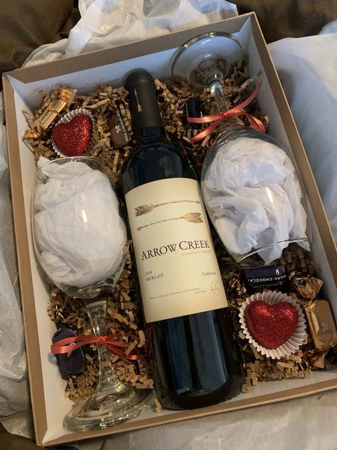 Diy Wine Gift Box Ideas, Wine Bottle Gift Box Ideas, Cheap Diy Backyard Patio Ideas, Wine Present Ideas, Wine Basket Ideas, Diy Backyard Patio Ideas, Wine Gift Basket Ideas, Wine Gift Box Ideas, Wine Box Gift