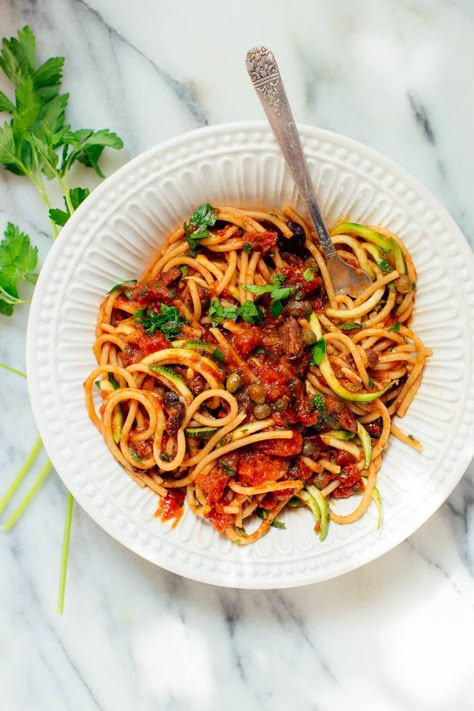 Vegan Spaghetti alla Puttanesca Vegan Noodle Recipes, Vegetarian Italian Recipes, Spaghetti Alla Puttanesca, Alla Puttanesca, Vegan Spaghetti, Vegetarian Italian, Veggie Dinner, Vegan Pasta Recipes, Healthy Comfort Food