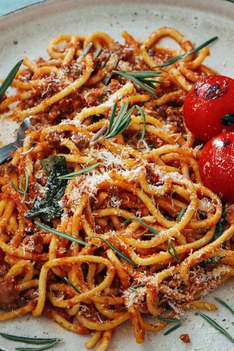 Pasta-Traum: Dieses Rezept für Tomatensoße von Jamie Oliver ist in 3 Minuten gekocht – und passt zu allen Nudeln! Jamie Oliver Pasta, Pasta Al Pesto, Olive Recipes, Idee Pasto Sano, Pesto Pasta, Love Eat, Jamie Oliver, Mindful Eating, Gnocchi