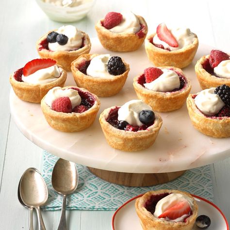 30 Dainty Recipes to Serve for Afternoon Tea Berry Tartlets, Luncheon Recipes, Traditional Easter Desserts, Mini Pie Recipes, Afternoon Tea Ideas, Tartlets Recipe, Blueberry Cookies, Ladies Tea, Afternoon Tea Recipes