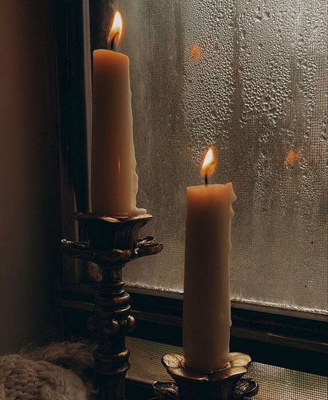 Candlestick Aesthetic, Candles Aesthetic Cozy, Rainy Day Reading, Sitting By The Window, Rainy Window, Magic Snow, Candles Vintage, Candles Dark, Photography Christmas