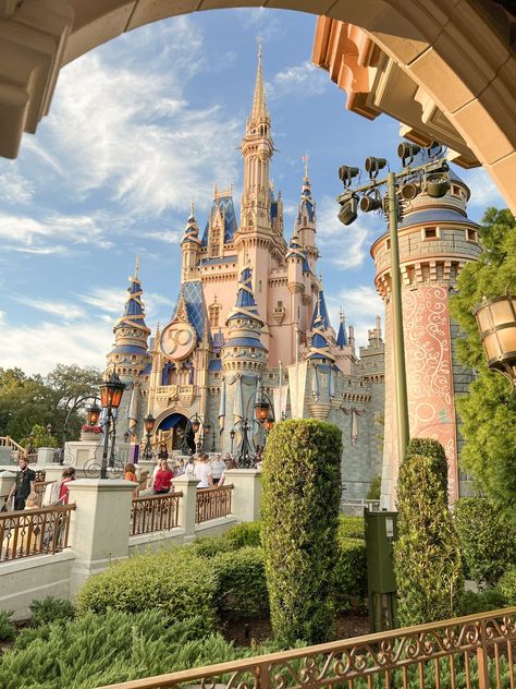 Perfect 4 Day Itinerary for Walt Disney World in Florida - Disney Florida Aesthetic, Disney World Must Do, Disney Orlando Florida, Disney Core, Saraswati Picture, Disney Family Trip, Disney Word, Summer Vacation Ideas, Vision Board Words