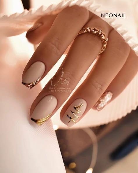 Nails With Gold, Christmas Gel Nails, Festival Nails, New Year's Nails, Xmas Nails, Classy Nails, Chic Nails, Gold Nails, Gorgeous Nails