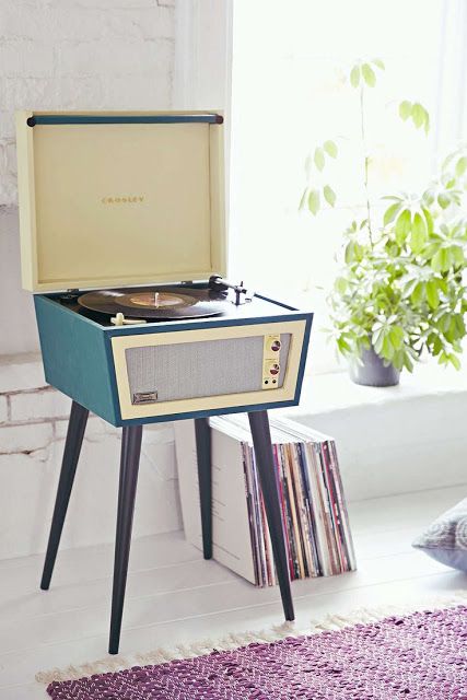 Hoy vamos a deleitar nuestros oídos con 20 piezas únicas muy musicales con mucho sabor vintage. Interior Boho, Vinyl Record Player, Deco Retro, Plywood Furniture, Record Players, Vintage Records, Retro Furniture, Decor Guide, Retro Home Decor